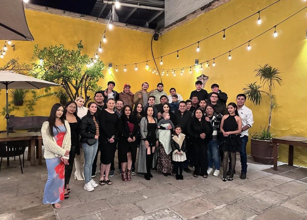 Grupo celebrando en el patio de Gabacho's en Yahualica