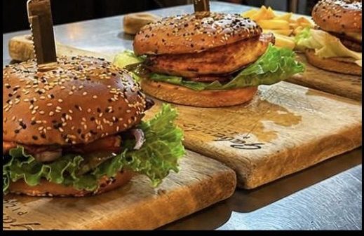 Hamburguesa en tabla — Gabacho's Pizzería, Yahualica