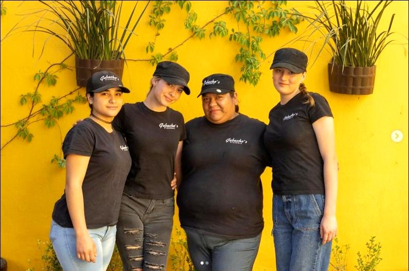 El equipo de Gabacho's Pizzería frente al muro amarillo, en Yahualica