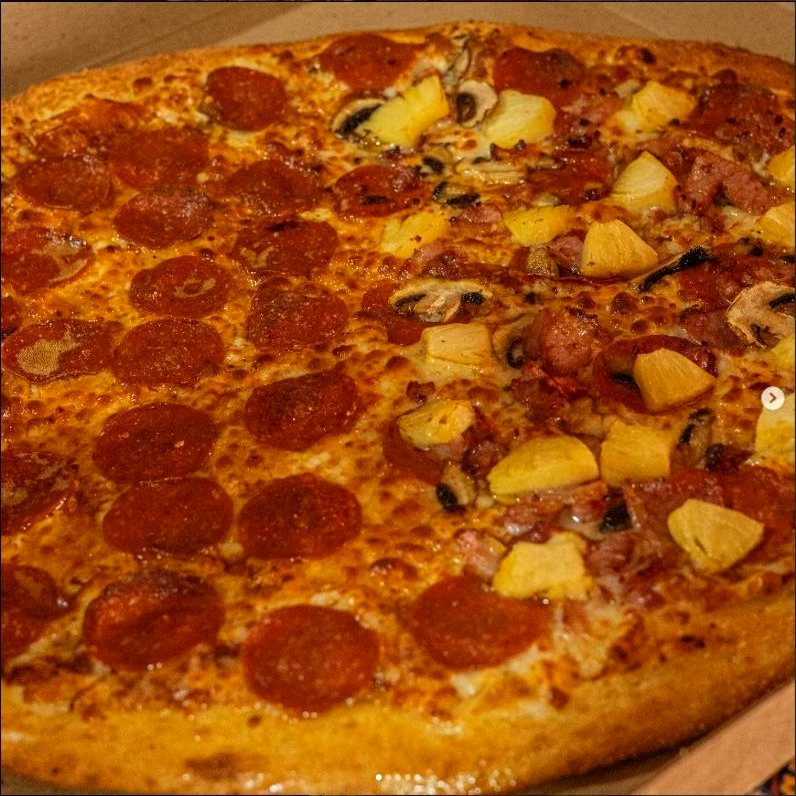 Pizza grande recién hecha en Gabacho's, Yahualica