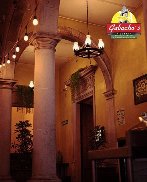 Arcos de cantera en Gabacho's Pizzería, Yahualica