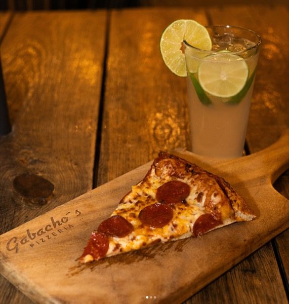 Rebanada de pizza de pepperoni servida en Yahualica